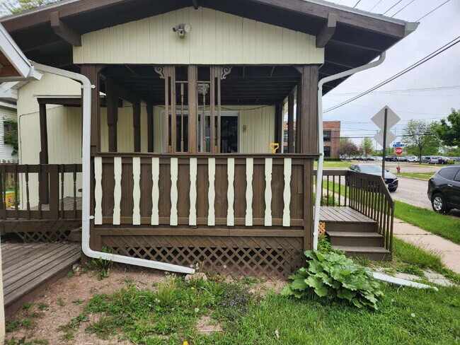 Foto del edificio - Updated House w/garage