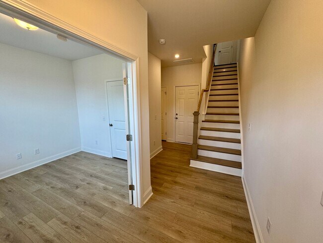 Foto del edificio - Brand New 3BR/3.5 Bath Townhouse in South ...