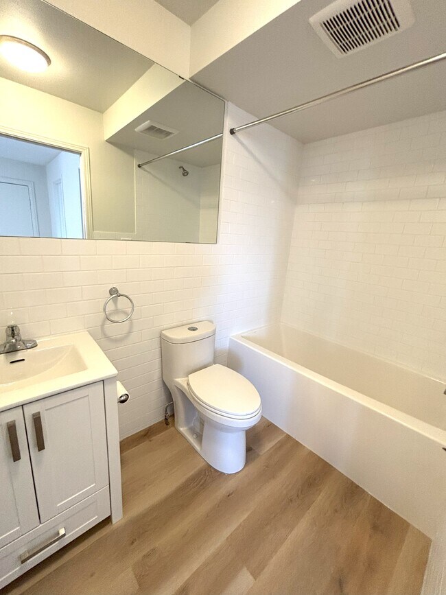Photo du bâtiment - Fully Renovated 2BR in the Heart of Downtown Orillia