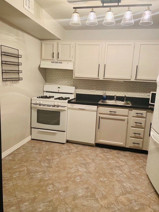 Foto del edificio - Beautiful 1 BR/1 BA Condo in North Creek P...