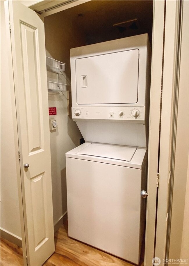 Building Photo - 0Bd/1Ba Bellevue Condo