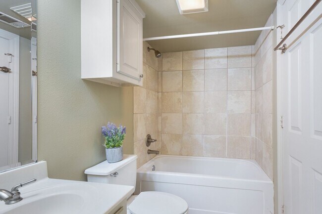 Foto del edificio - 2BR 2BA Condo Downtown (Riverview Condomin...
