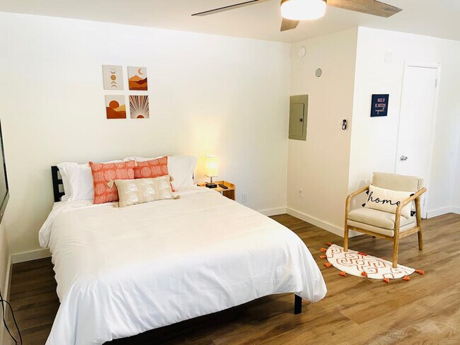 Building Photo - 620 S Cedar St