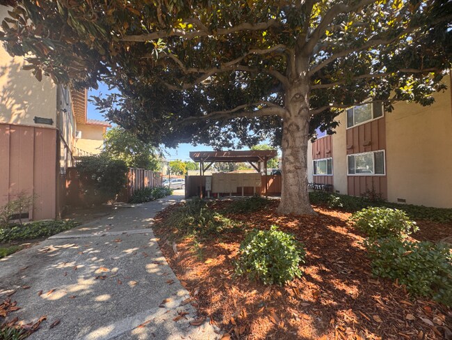 Foto del edificio - 1369 Phelps Ave