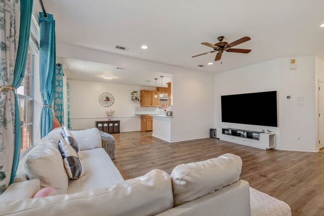 Building Photo - Beautiful 3/2 House in Edelweiss Estates! ...