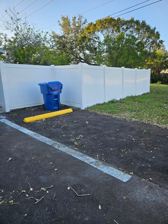 Building Photo - 802 Lake Palms Dr