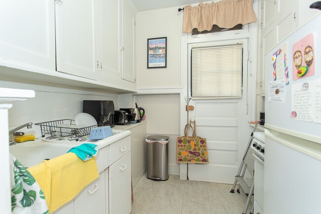 Building Photo - 3821 N Greenview Ave