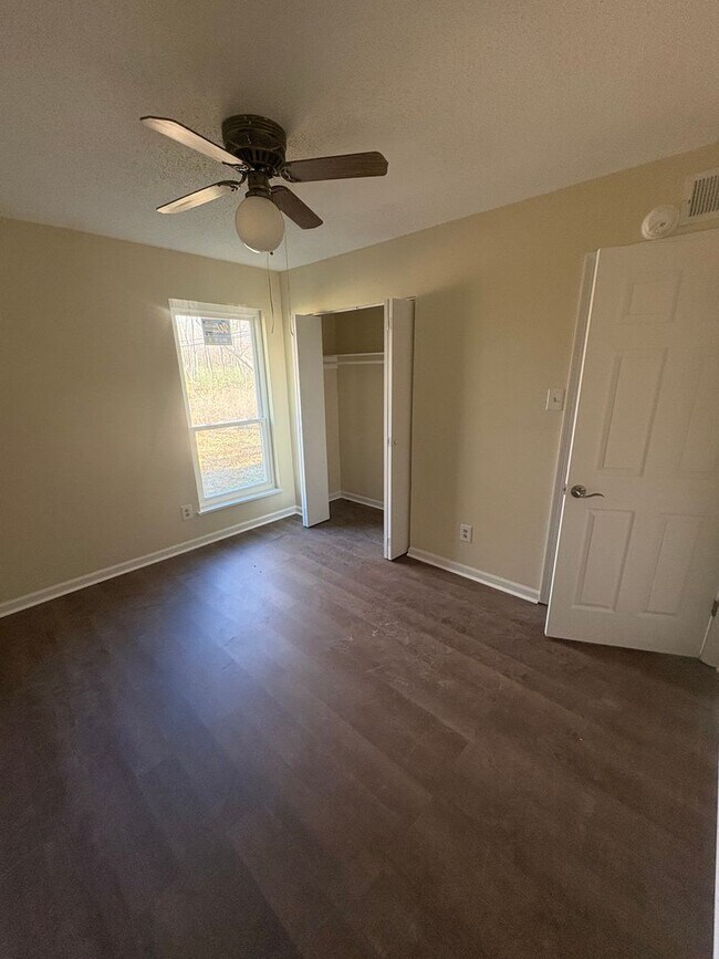 Foto del edificio - 4 bedroom home in Sherwood. Central air and heat.