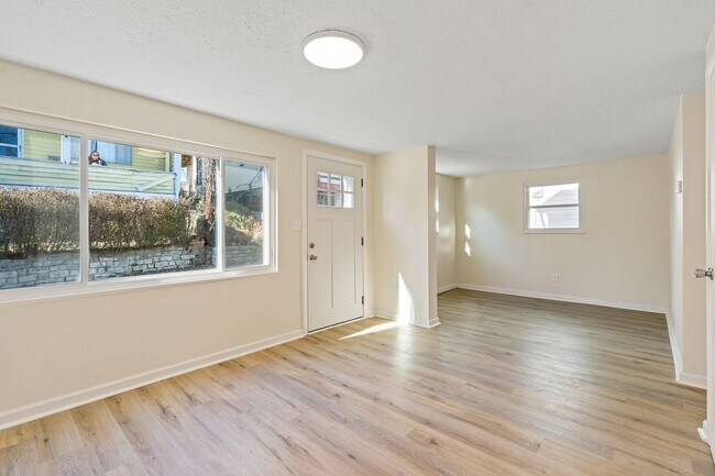 Building Photo - Newly Remodeled 2 Bedroom, 1 Bathroom in A...