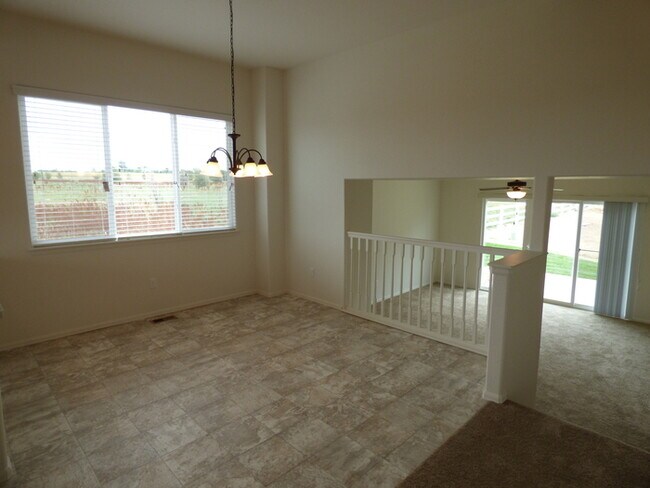 Foto del edificio - Two Story, 3 Bedroom Home in Village East Subdivision in Windsor