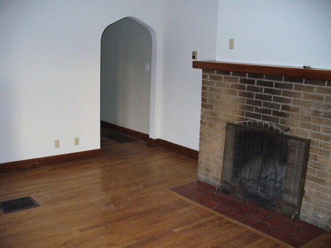 Building Photo - 1401 S Washington St