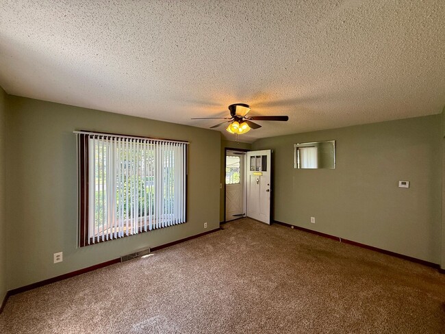 Building Photo - 2 Bed / 1 Bath House with lots of Features...