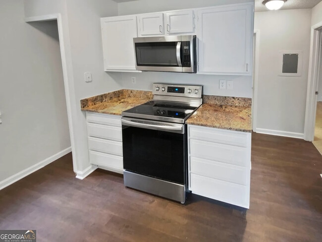Building Photo - Room in Apartment on Cypress Pointe St