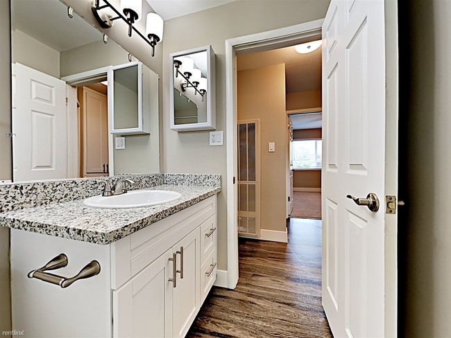 Foto del edificio - 2 br, 1 bath  - 1025 35th Ave Apt 7