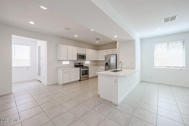 Building Photo - 16434 W Saguaro Park Ln