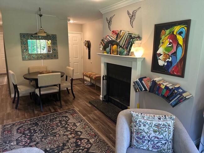 Building Photo - Quiet Kirkland Condo near Downtown Availab...