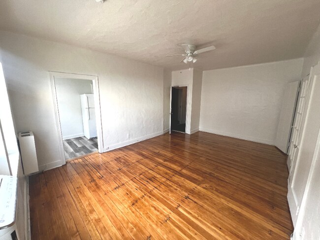 Foto del edificio - 1740 Winona Blvd