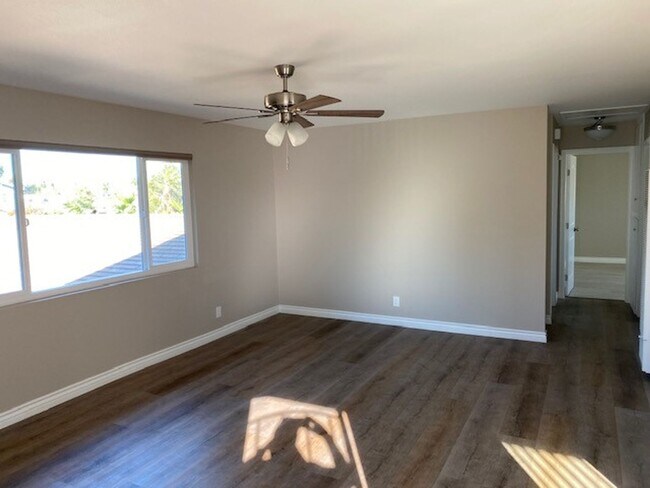 Building Photo - Delaware906