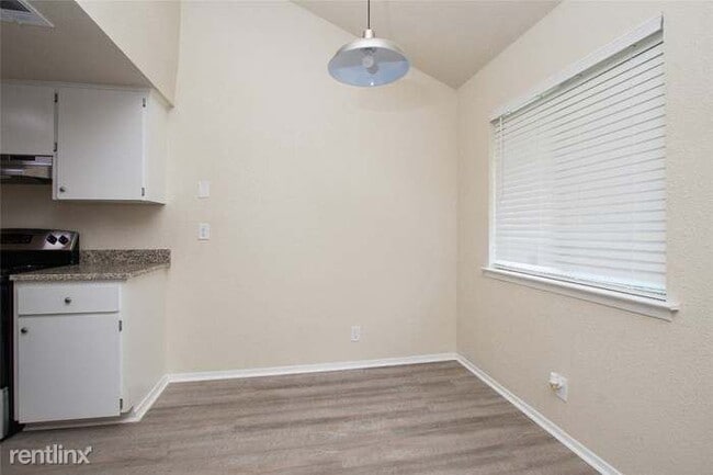 Building Photo - 2 br, 1.5 bath Duplex - 2414 Patrick Henry...