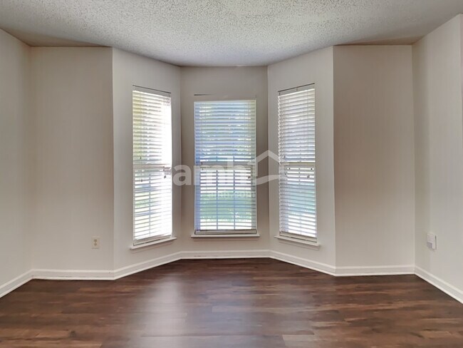 Foto del edificio - 6308 Dumont Ln