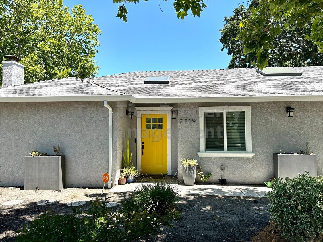 Primary Photo - Beautifully updated 3 Bed / 2 Bath / 1,584...