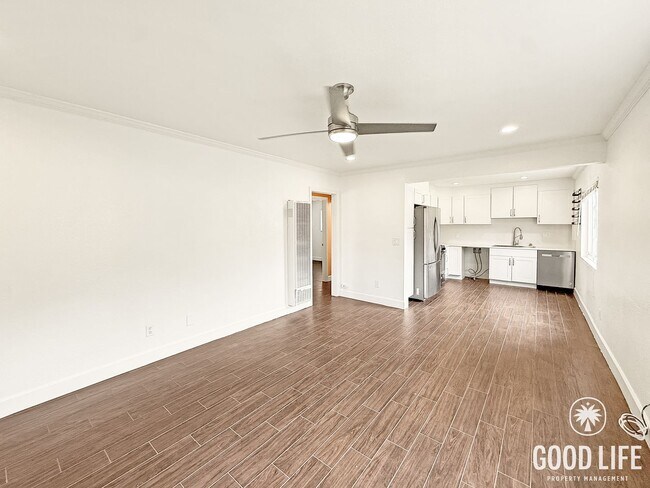 Foto del edificio - Coastal 2BR Unit in Pacific Beach with Parking & On-Site Amenities