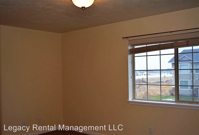 Building Photo - 2 br, 1.5 bath House - 637 Trejo