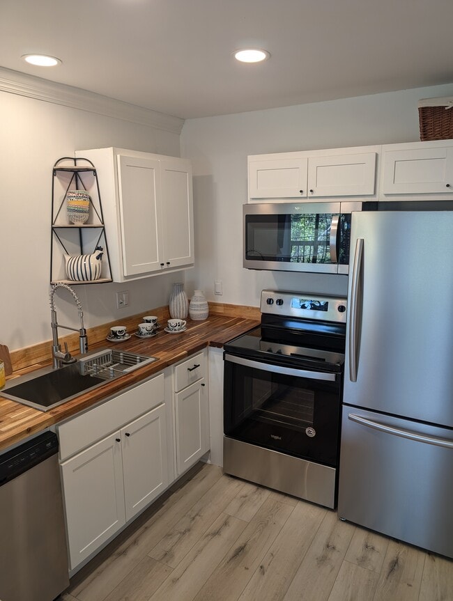 Building Photo - 18333 Roehampton Dr