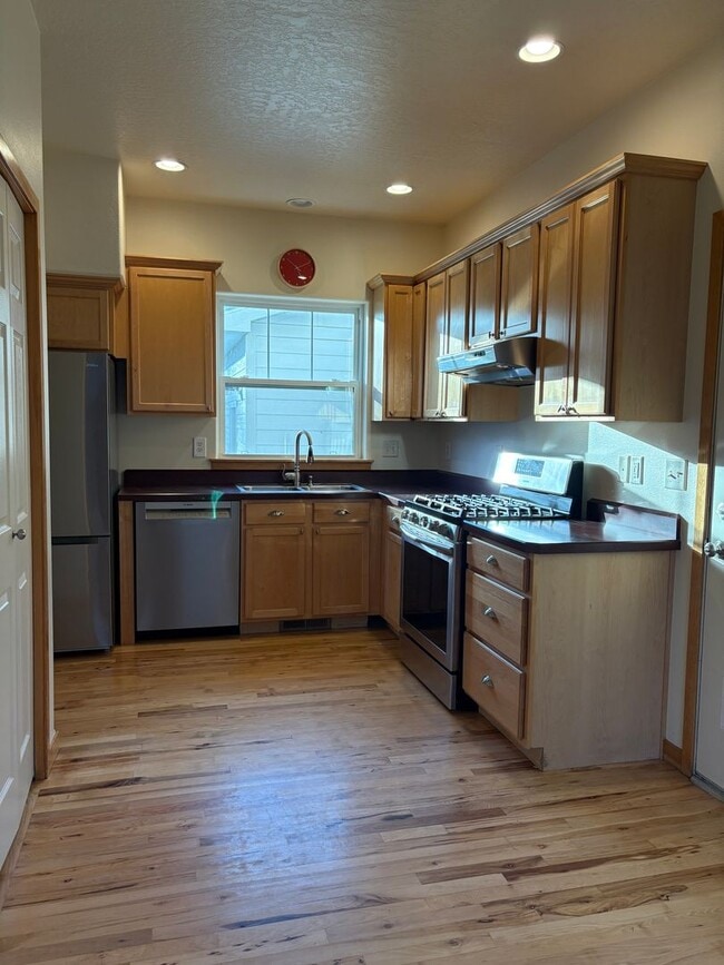 Building Photo - Spacious Lewis & Clark 4-Bedroom Home