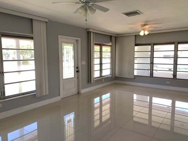 Foto del edificio - Oakland Park 3 bedroom 2 bath, Pool home w...