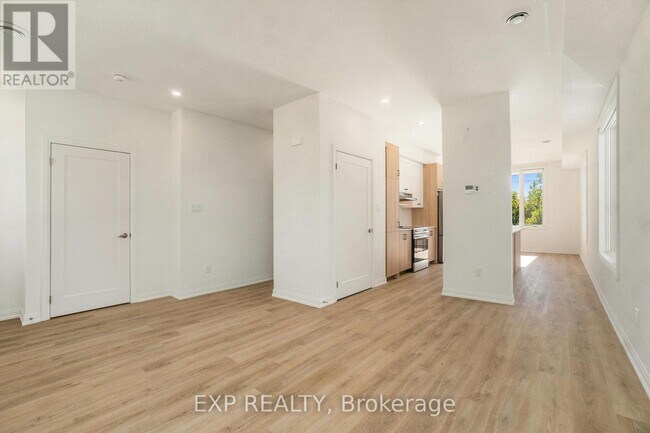 Building Photo - 255 Castor St