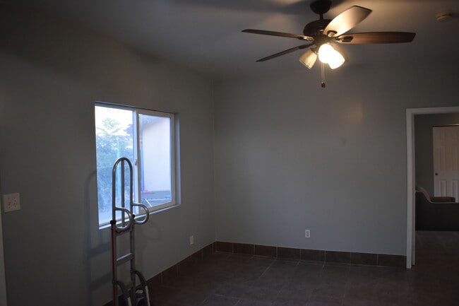 Building Photo - 1220 W 45th St