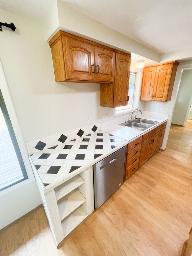 Foto del edificio - 3 Bedroom, 2 bath house in Moyina Heights