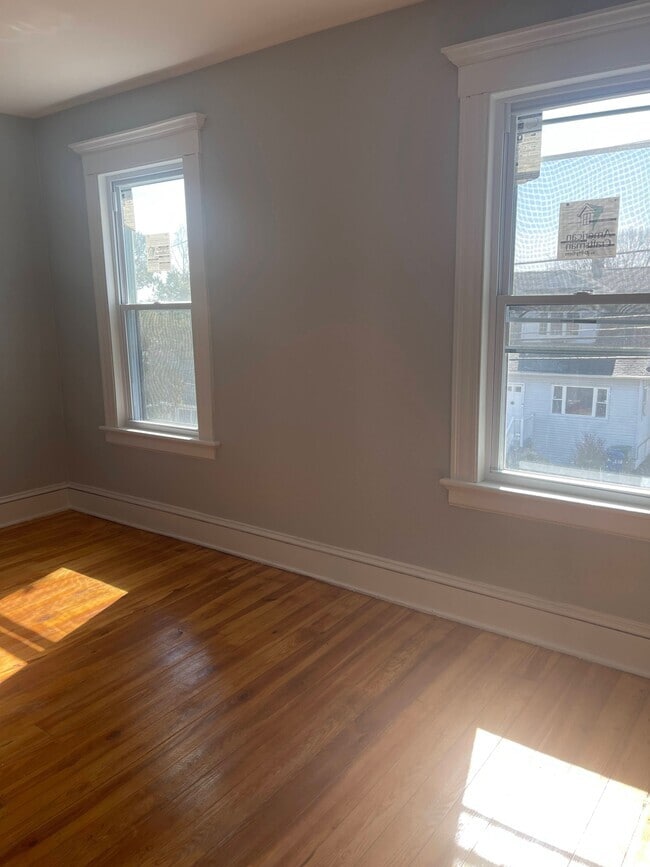 Building Photo - 123 Harmony St