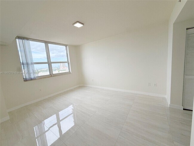 Foto del edificio - 19501 W Country Club Dr