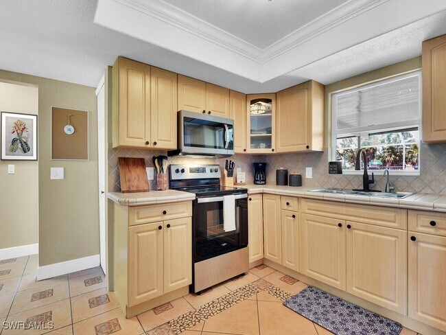 Building Photo - 1825 SW 36th Terrace