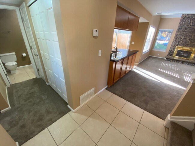 Foto del edificio - Great Updated Heather Ridge Condo