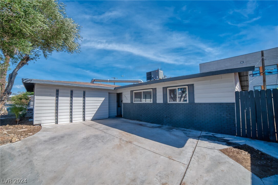 Primary Photo - 2825 Kings Way