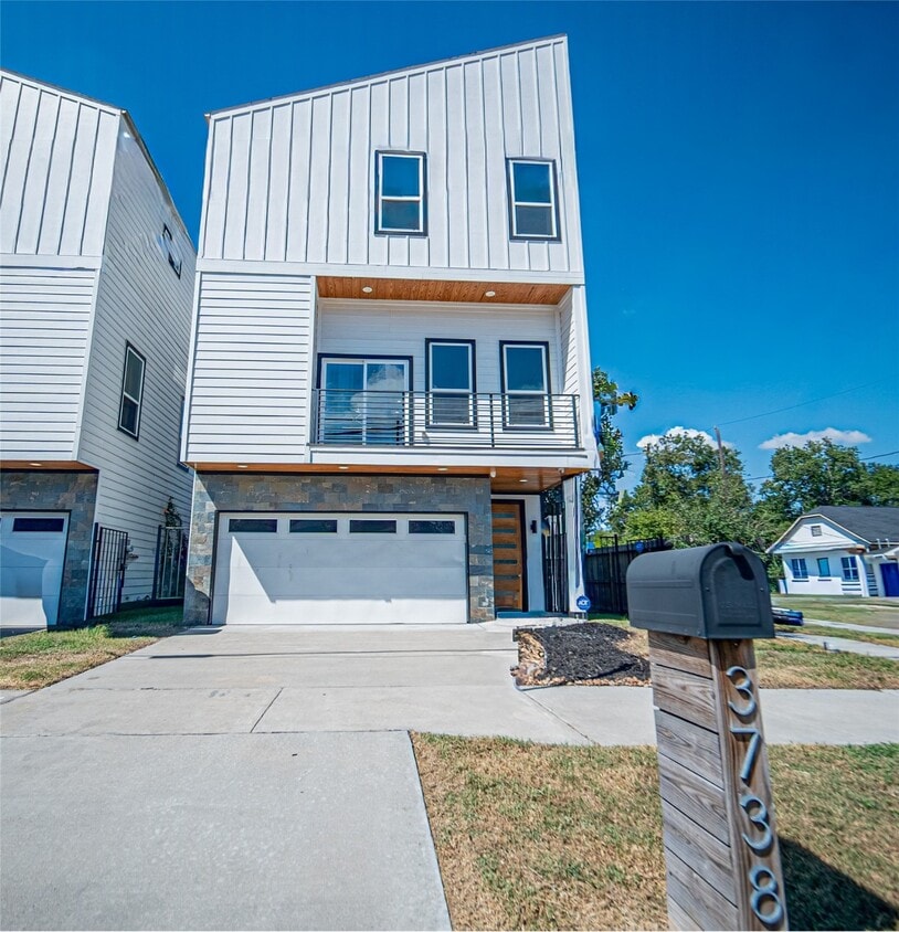 Foto principal - 3738 Mainer St