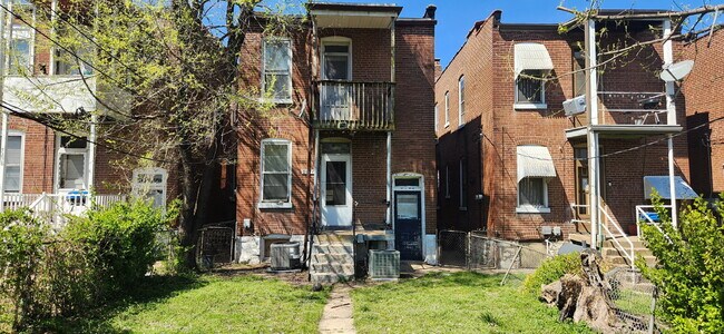Foto del edificio - "Charming 2-Bedroom Duplex in St Louis – Your Next Cozy Retreat Awaits!"