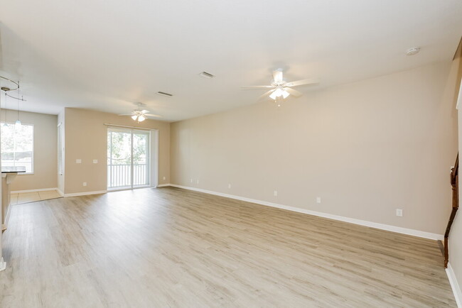 Foto del edificio - 1555 Hillview Ln