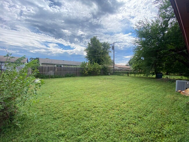 Building Photo - 5 Bedroom House Available in Midwest City