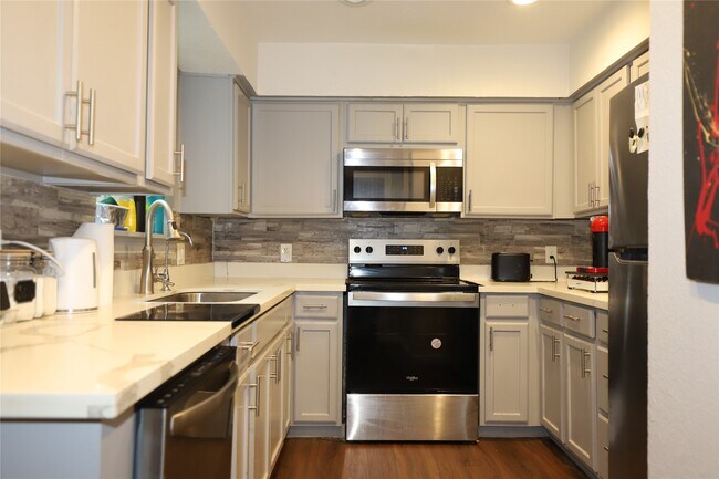 Foto del edificio - 2103 Place Rebecca Ln