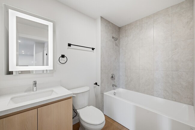 Photo du bâtiment - 2 Bedroom + Den  & 3 Bedroom Apartment