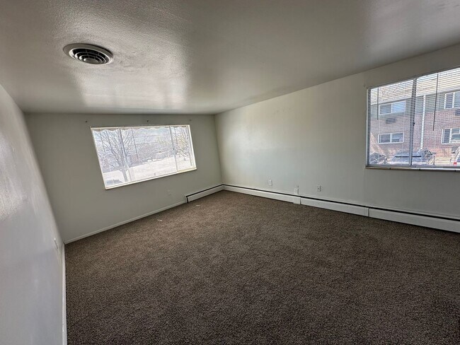 Foto del edificio - Move in Ready! Newly updated 1 bedroom 1 bath unit in secure building- Off Street Parking! 1 Mont...