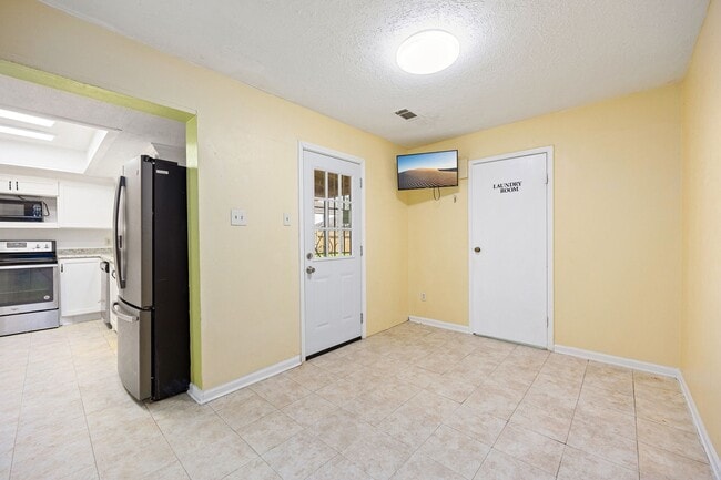 Building Photo - 8602 Pottinger Dr