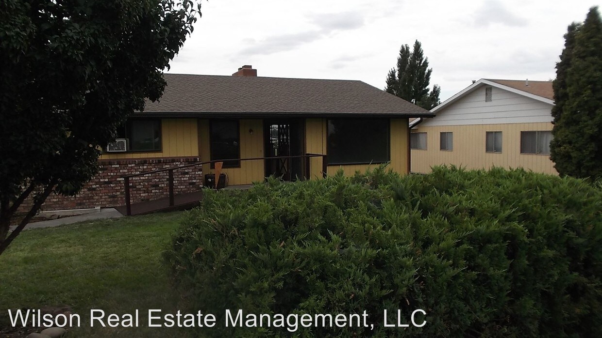 Primary Photo - 7 br, 2.5 bath House - 7002 LINDGREN DR.
