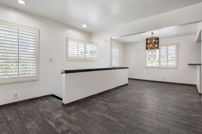 Entrance/Dining Area - 118 Driftwood St
