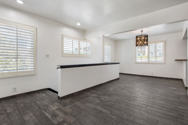 Entrance/Dining Area - 118 Driftwood St