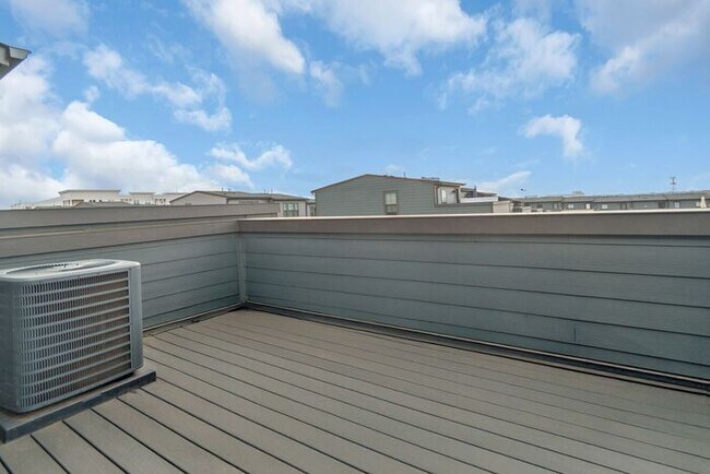 Foto del edificio - Stunning 3-Bedroom Townhouse in the Heart of South End!